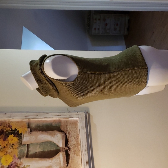 Casual Corner Tank - Picture 5 of 7